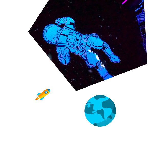 Astronote qui flote dans l'espace